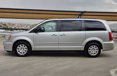 Chrysler Town & Country Minivan 2012