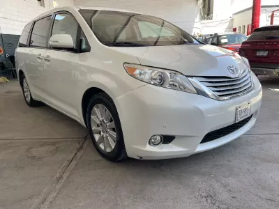 Toyota Sienna Minivan 2013