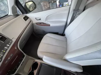 Toyota Sienna Minivan 2013