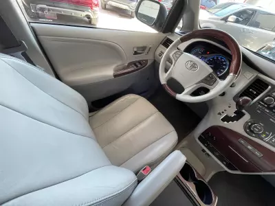 Toyota Sienna Minivan 2013