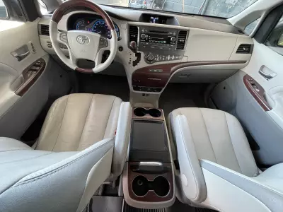 Toyota Sienna Minivan 2013