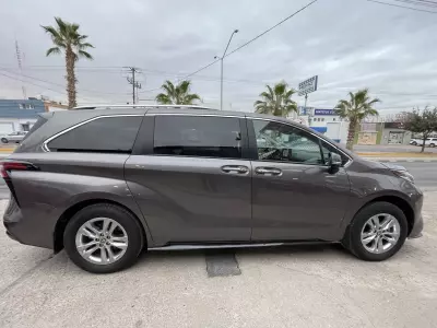 Toyota Sienna Minivan 2022